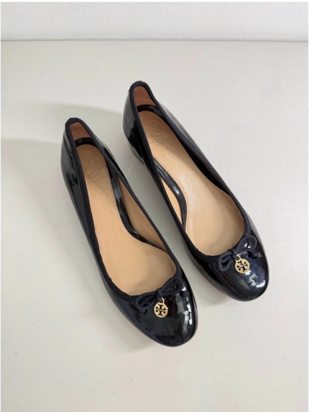Tory Burch Black Patent Leather Block Heel Pumps Bow Logo Size 9M